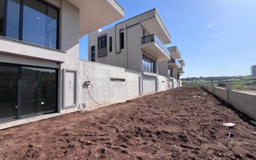 ACİL  SATILIK    BAĞIMSIZ   GENİŞ  BAHÇELİ  6+2  ANA YOLA  YAKIN  VİLLA